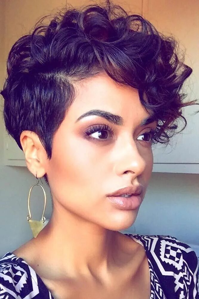 Прически на короткие кудрявые волосы 39 Everyday Short Hairstyles for Black Women Short hair cuts, Short curly wigs, 