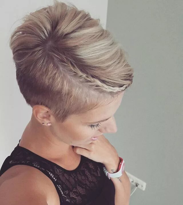 Прически на короткие с косой Cute braided pixie from @jolandalunenborg #undercut #haircut #hairstyle #shortha