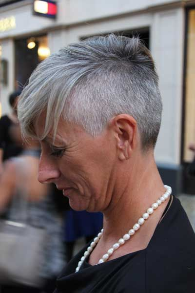 Прически на короткие седые волосы для женщин 14 Haircuts For Women Over 50 That Are Stylish And Low Maintenance Edgy short ha