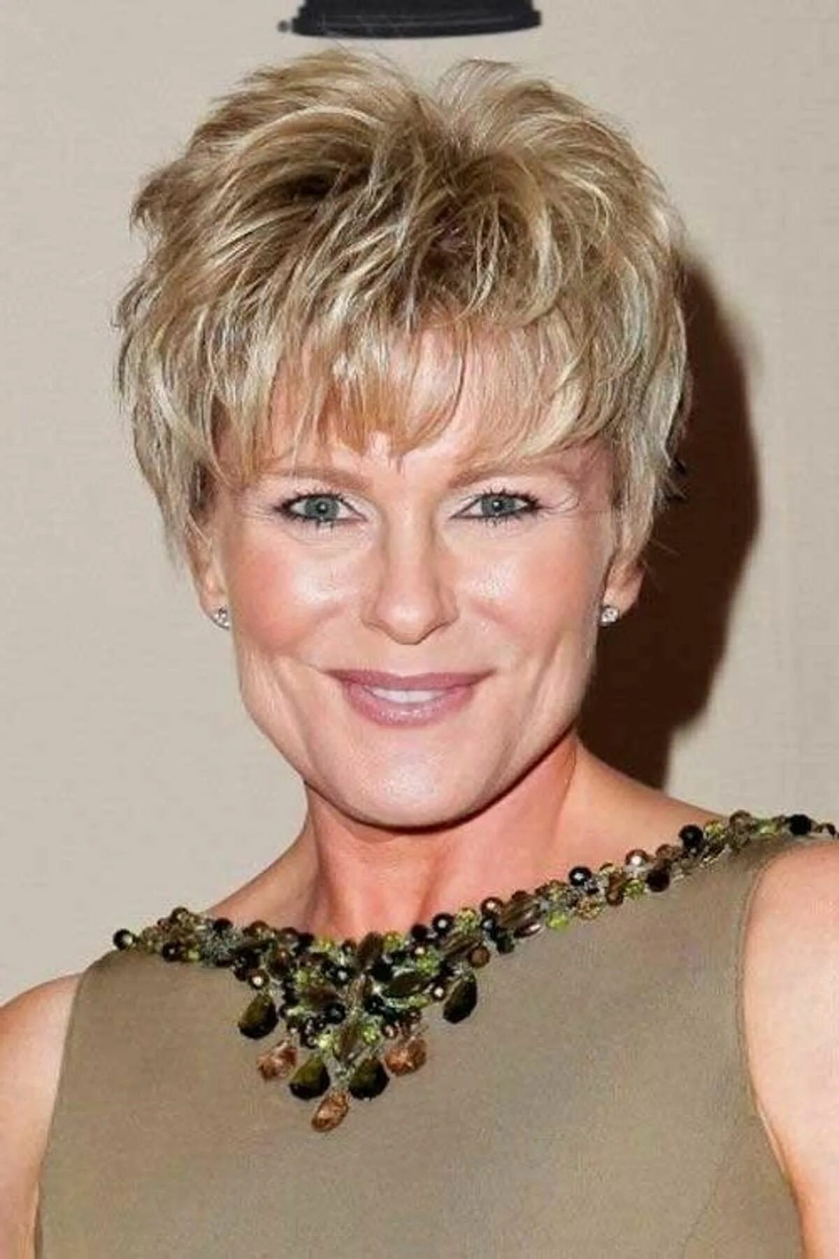 Прически на короткие волосы для женщин 50 View Photos of Pixie Haircuts for Over 60 (Showing 5 of 20 Photos)