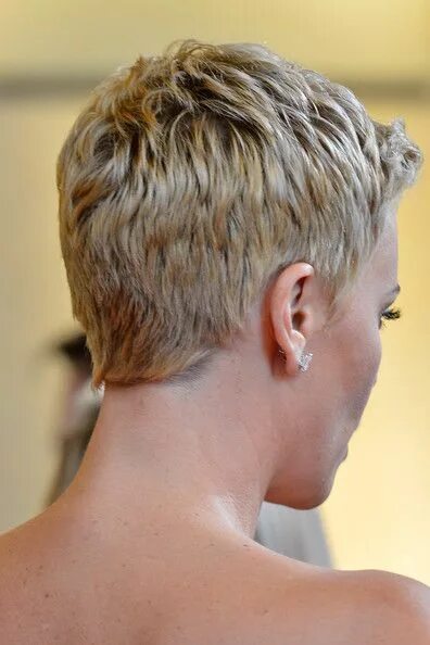 Прически на короткие волосы фото сзади The back of Charlize Therons short haircut #shorthair Super short hair, Charlize