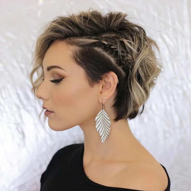 Прически на короткие волосы мод Pixie cut con piccola treccia laterale Short hairstyles for thick hair, Short pi