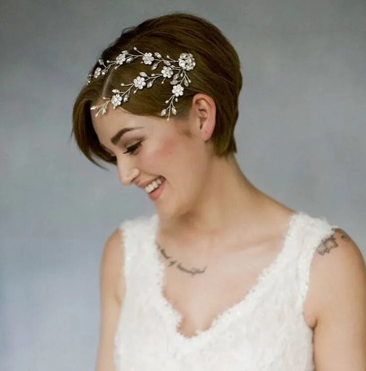 Прически на короткие волосы на роспись Pin by Nicoleta Rusu on Roo's Wedding in 2020 Short wedding hair, Pixie wedding 