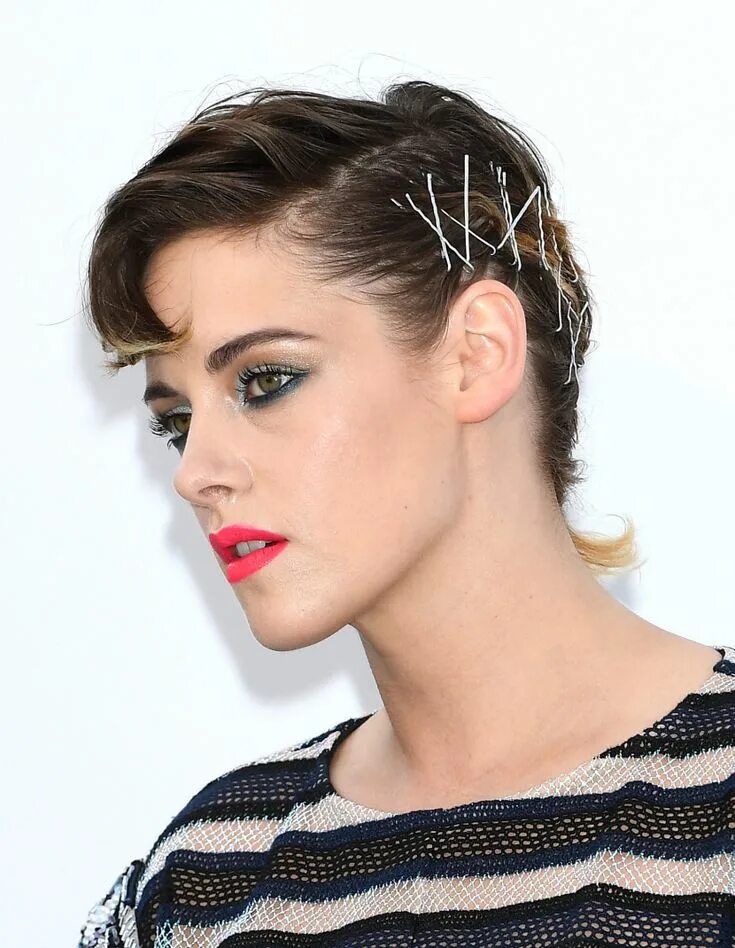 Прически на короткие волосы на выступление Entertainment News & Celebrity Pics Kristen stewart style, Bobby pin hairstyles,