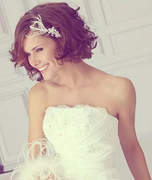 Прически на короткие волосы под платье Peinados para novias con melena corta: pelo estilo Bob Short wedding hair, Curly