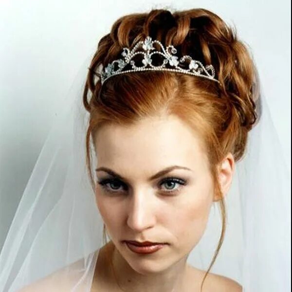 Прически на короткие волосы с короной Pin by Leticia Quiles on Wedding makeup and hair Tiara hairstyles, Wedding updo,