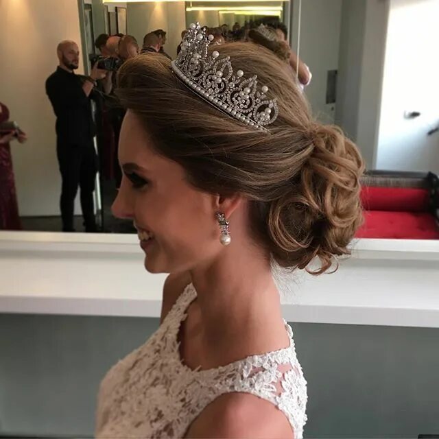 Прически на короткие волосы с короной soft curly wedding hair tiara Tiara hairstyles, Wedding tiara hairstyles, Curly 