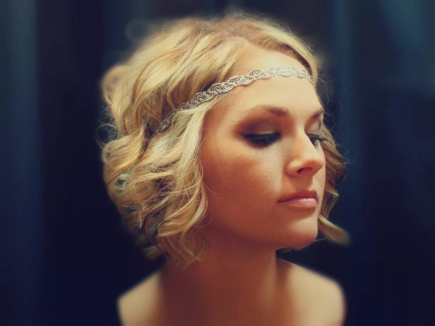 Прически на короткие волосы с повязкой Metallic Gold or Silver Boho Headband. $6.00, via Etsy. Short hair styles, Hair 