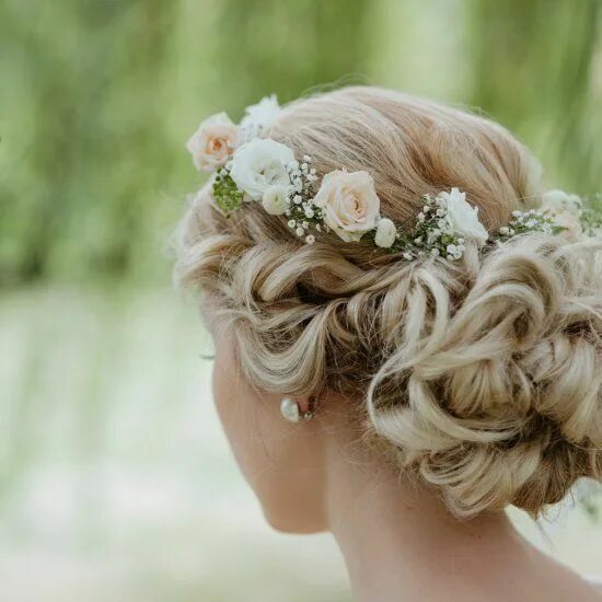 Прически на короткие волосы с цветами Summer Bridal Hairstyles Bărar Adriana - fashion blog Bridal hair, Wedding hairs