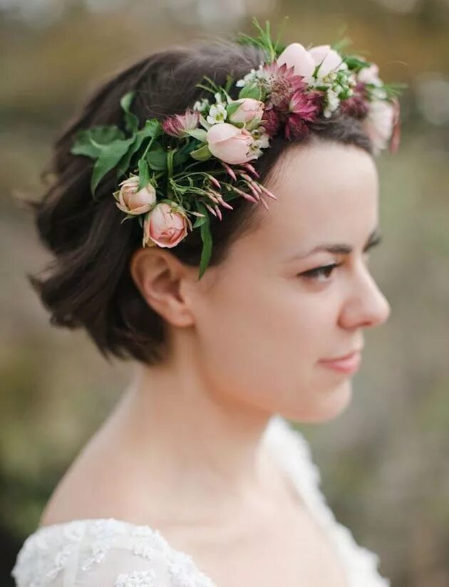 Прически на короткие волосы с цветами 30 Ways To Style Short Hair for Your Wedding Bridal Musings Flower crown hairsty