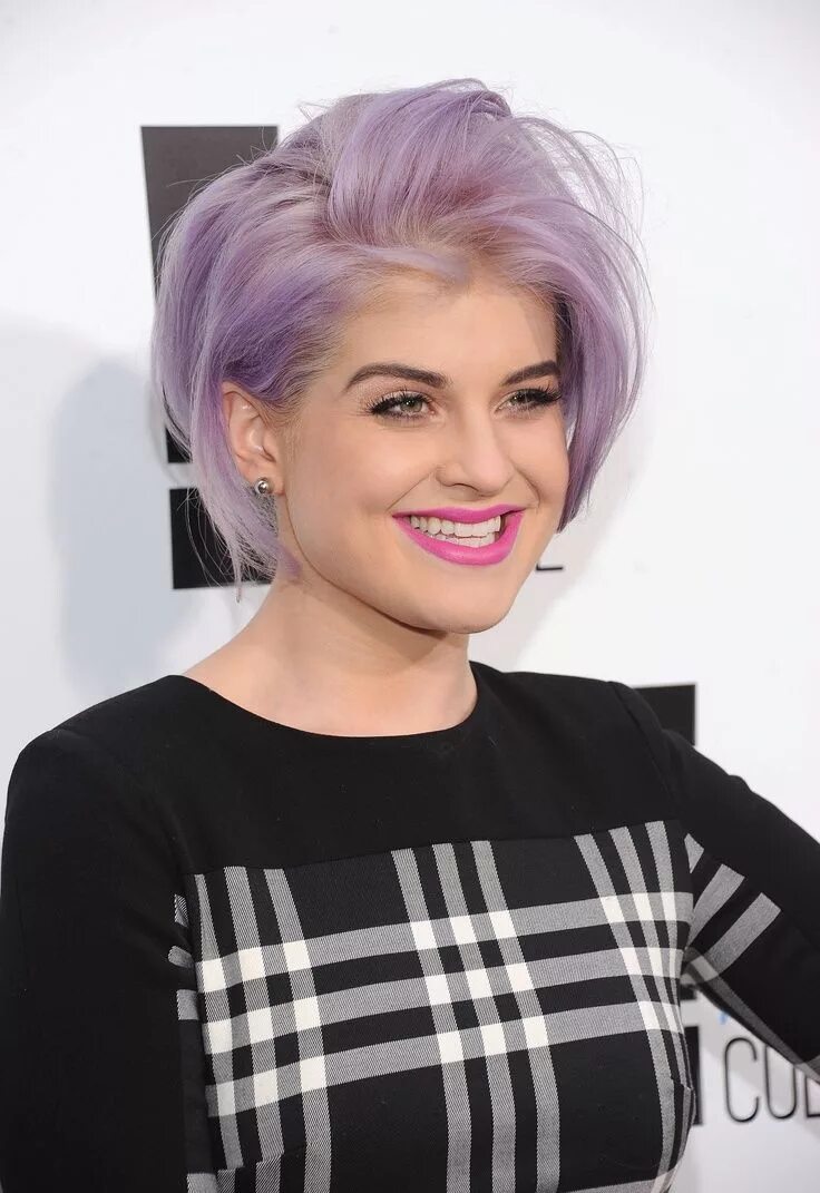 Прически на короткие волосы цвет волос Purple Bob Haircut for Kelly Osbourne Hairstyles Kelly osbourne hair, Lavender h