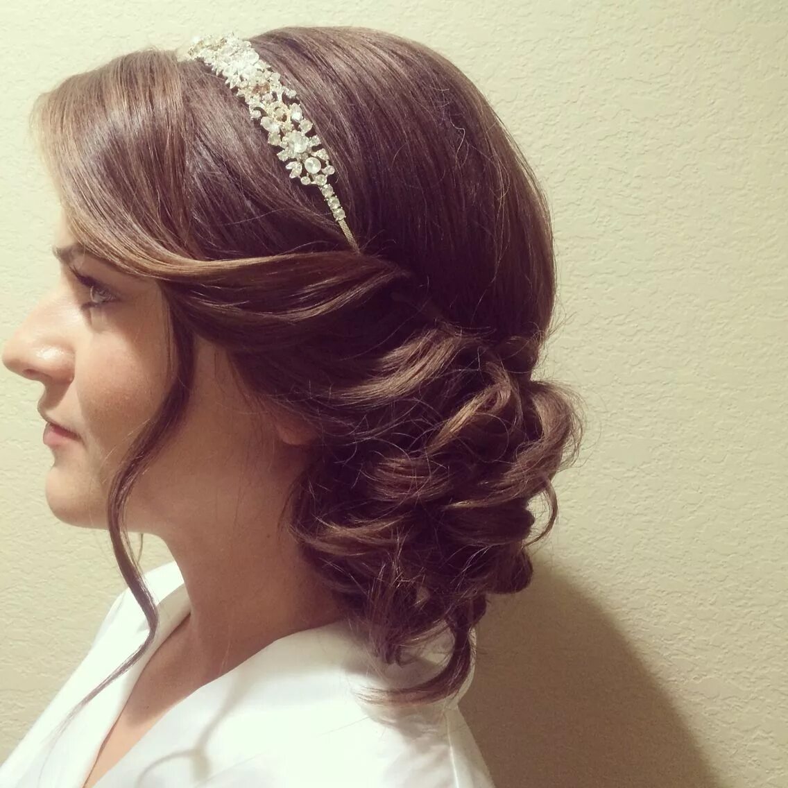 Прически на короткие волосы закрывающие уши Side bun bridal hairstyle with headband www.danaraiabridal.com Charlotte, NC Sid