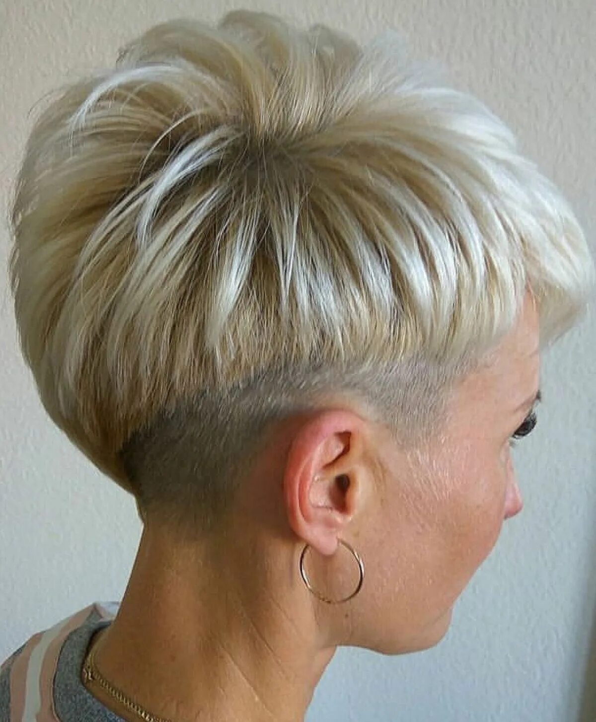 Прически на короткие волосы затылок Pin on Korte kapsels 23 Short hair haircuts, Short ombre hair, Thick hair styles