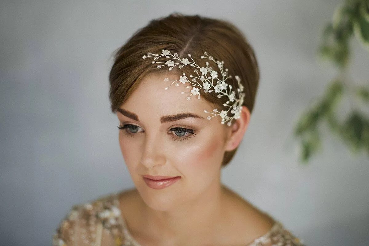 Прически на короткую стрижку на свадьбу How To Style Wedding Hair Accessories With Short Hair, with Debbie Carlisle Wedd