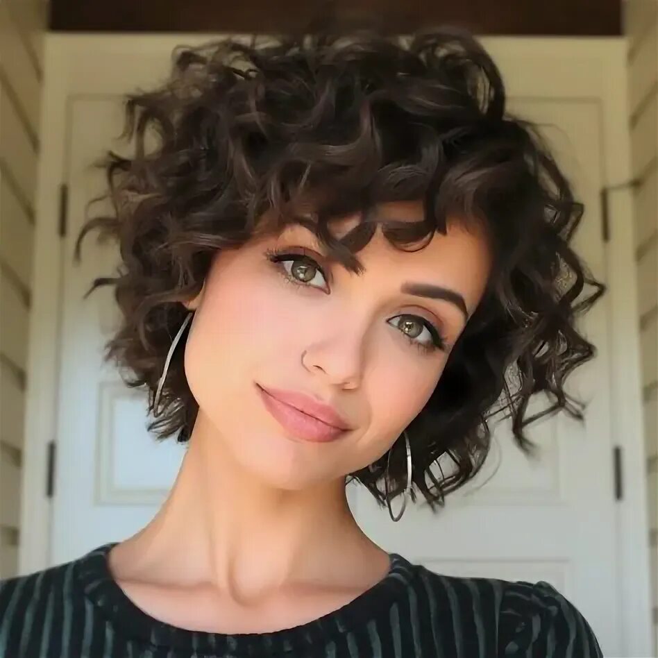 Прически на кудрявые волосы 2024 10 популярных идей на тему "short curly layers haircut" для вдохновения