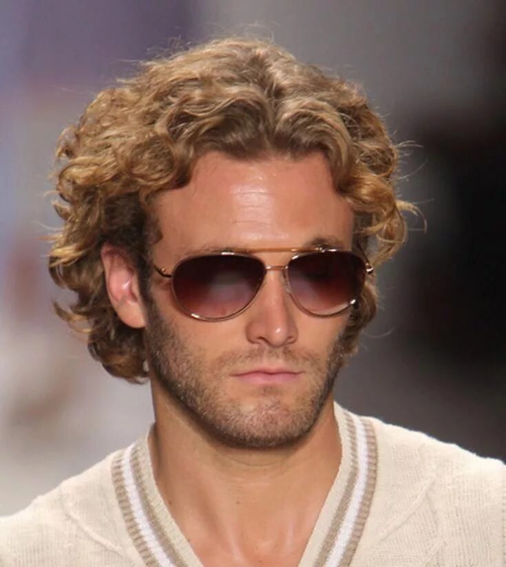 Прически на кудрявые волосы мужские средней длины 23 Celeb-Approved Curly Hairstyles for Men Men's curly hairstyles, Medium length