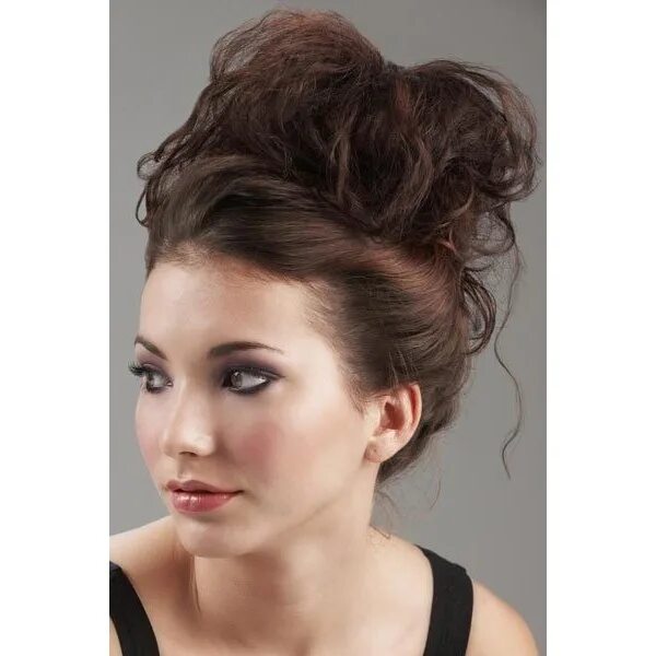 Прически на макушке фото Messy High Bun How To via Polyvore Messy hairstyles, Bun hairstyles, Messy bun h