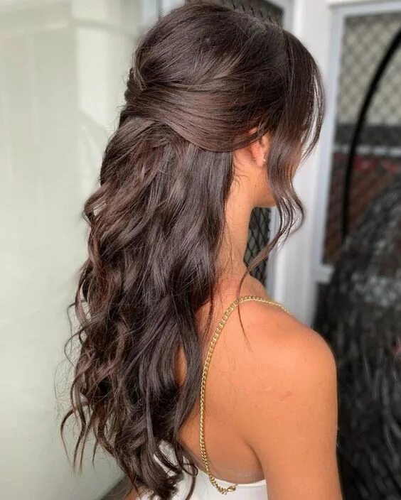 Прически на полураспущенные волосы Prom Looks Inspo - INH HAIR Peinados pelo ondulado, Peinados elegantes, Peinados