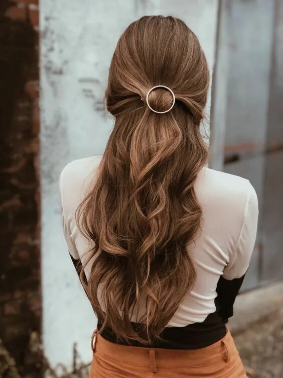 Прически на повседневку на длинные волосы Circle Barrette Hair Frisuren, Haarfrisuren, Elegante frisuren