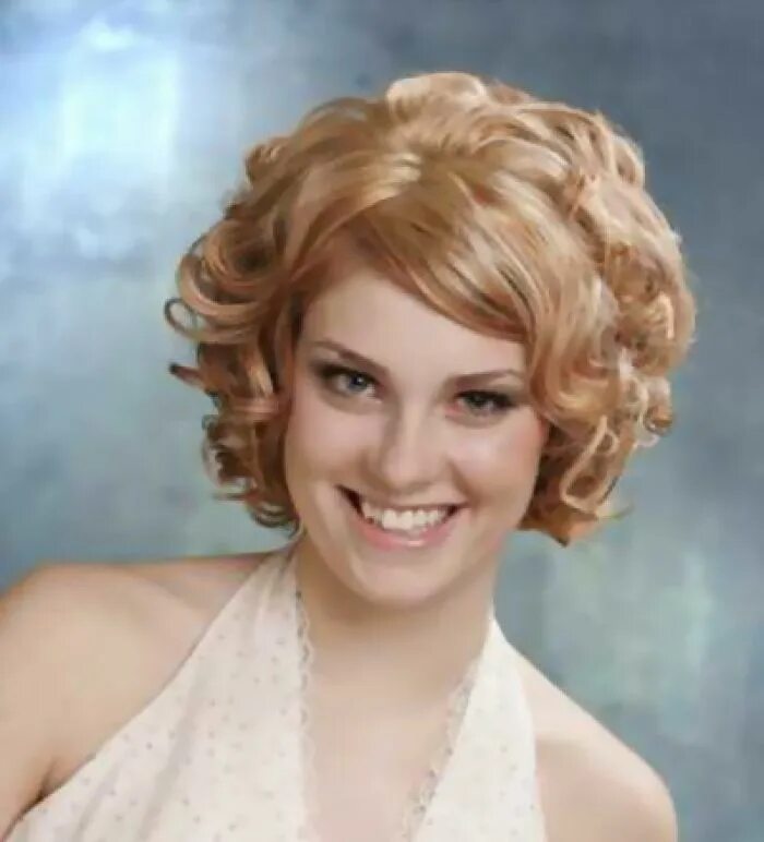 Прически на праздник на короткие Wedding hair? I like the curls Short wedding hair, Womens hairstyles, Medium hai