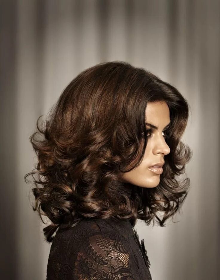 Прически на пышные волосы средней длины Волнистое каре Shoulder hair, Long hair styles, Curly hair styles