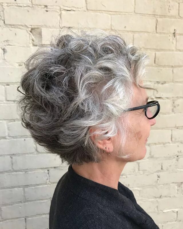 Прически на седые волосы Short texture-y cut ✂ (her natural curl and color are perfect too btw) Short hai