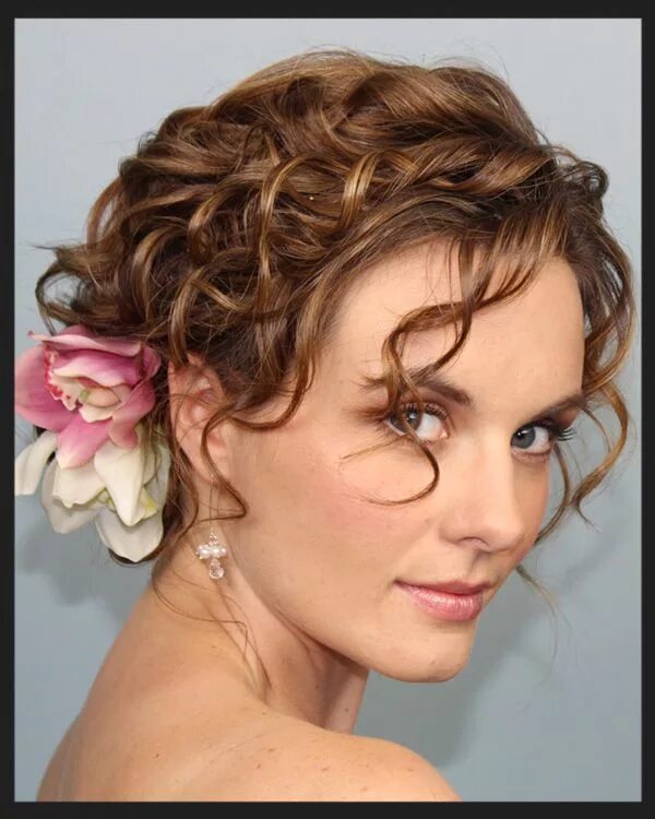 Прически на средние кудрявые волосы love her hair! think i could do that to mine?! Braids for short hair, Curly wedd