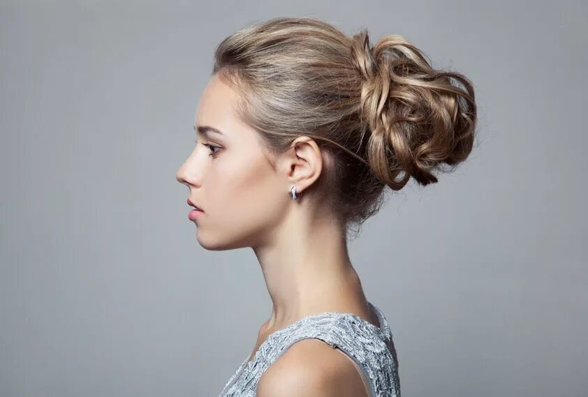 Прически на средние русые волосы Loose bun Bridesmaid hair, Very short bob hairstyles, Short wavy hair