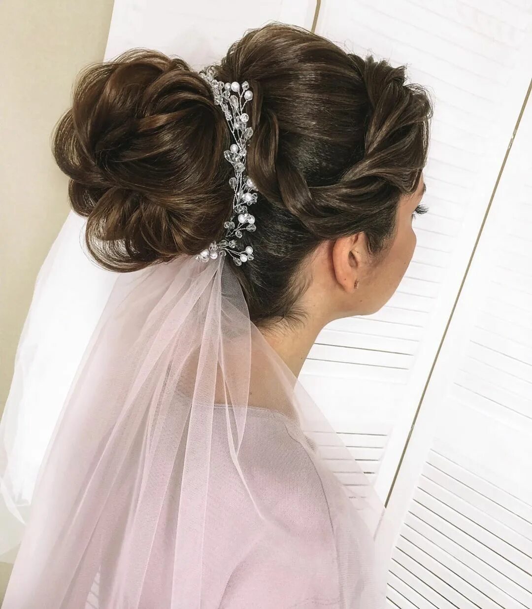 Прически на средние с фатой фото Свадебные прически с фатой: лучшие идеи этого года (30 фото) ✂ Для Роста Волос