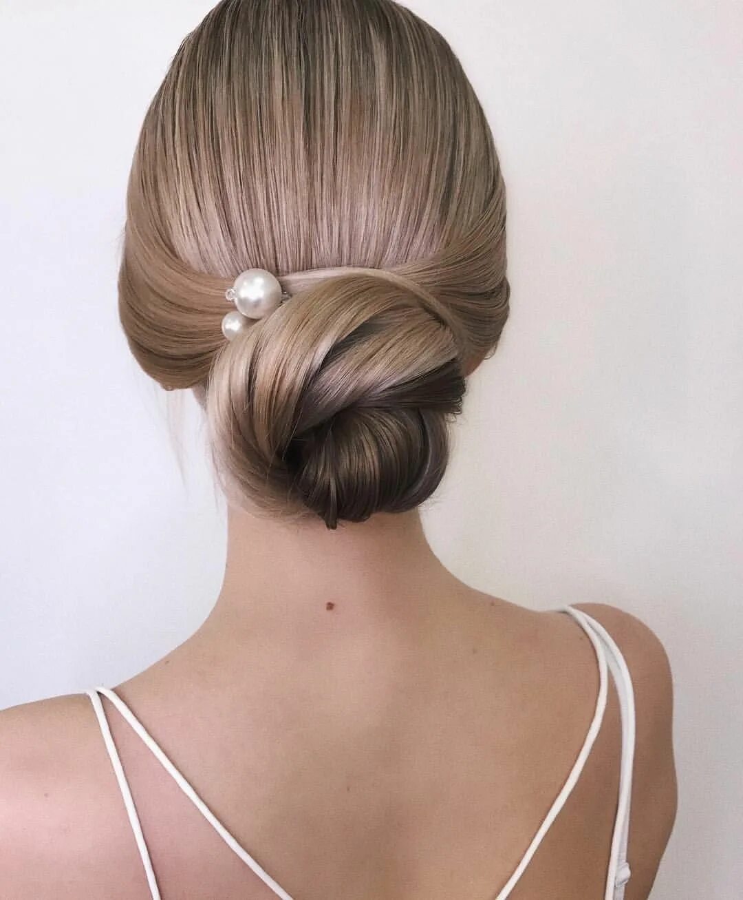 Прически на средние вид спереди Classic updo Braided hairstyles updo, Simple wedding hairstyles, Long hair style