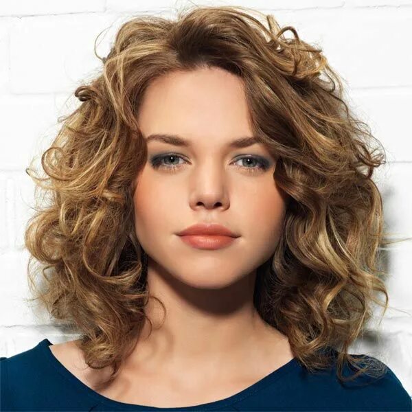 Прически на средние волнистые волосы Pin by e on hair Medium curly hair styles, Medium length curly hair, Short layer