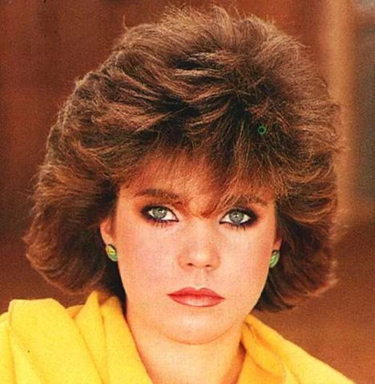 Прически на средние волосы 70 Pin by Teena Phillimeano on Hair cuts I like 80's hairstyle, 1980 hairstyles, 80