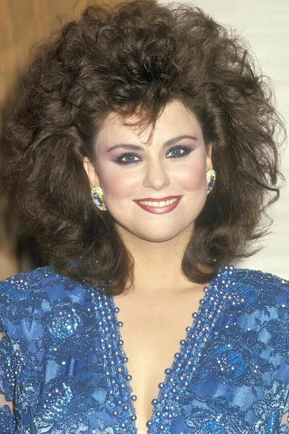 Прически на средние волосы 90 х Delta Burke 1988 Vintage hairstyles, Cool hairstyles, Curly hair styles