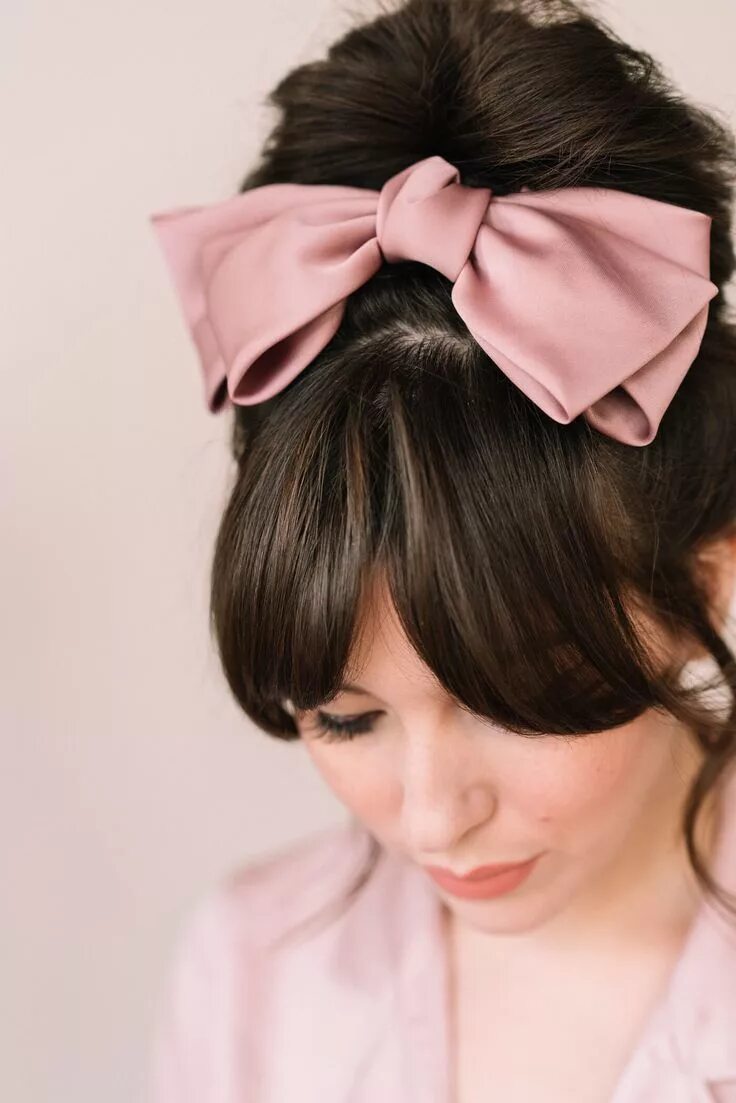 Прически на средние волосы бант Oversized Hair Bow: The Hair Accessory I'm Currently Obsessed With Bow hairstyle