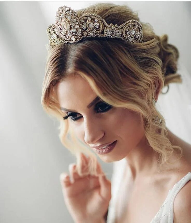 Прически на средние волосы диадема Bride crown like a queen Bridal veils and headpieces, Headpiece hairstyles, Flor