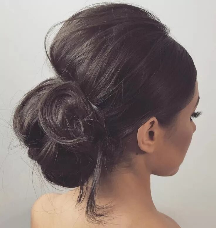 Прически на средние волосы пучек Low Bun With A Bouffant Bridesmaid hairdo, Straight hairstyles, Bridesmaid hair 