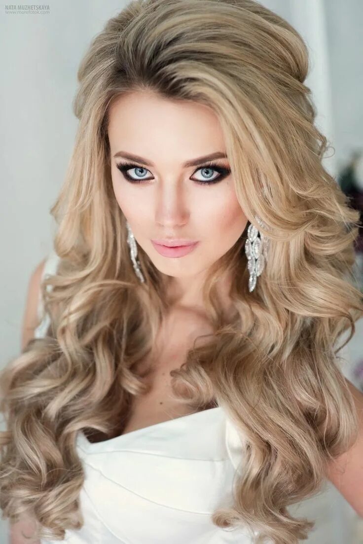 Прически на средние волосы распущенные локоны Pin by Karla Ponce on Peinados Long hair styles, Wedding hair down, Elegant hair