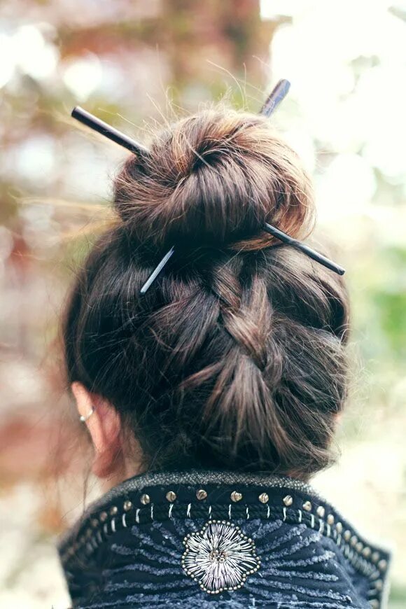 Прически на средние волосы с палочками Chopstick Hairstyles in 2020 Easy bun hairstyles for long hair, Bun hairstyles f