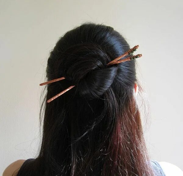 Прически на средние волосы с палочками Hair sticks half up bun Half up hair, Hair inspiration, Chopstick hair