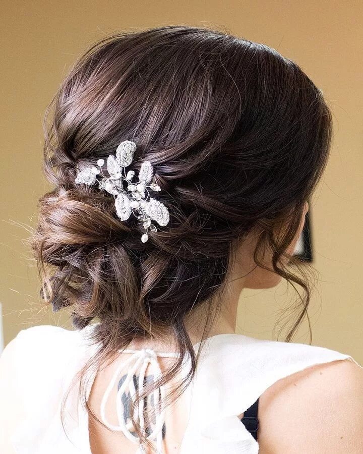 Прически на средние волосы с украшениями This beautiful wedding hair updo hairstyle will inspire you. The Simplest Weddin