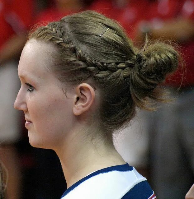 Прически на средние волосы спортивные Volleyball hair styles Volleyball hairstyles, Bun hairstyles, Braided bun hairst