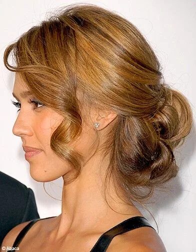 Прически на средние волосы закрыть уши 4 Easy Steps: Create a Chic Celebrity Chignon Today Jessica alba hair, Mother of