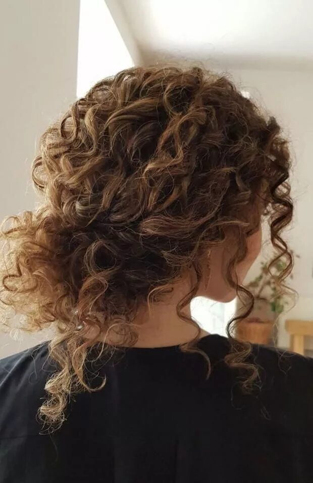 Прически на средний кудрявый волос фото Untamed Tresses Naturally Curly Wedding Hairstyles Tania Maras Naturkrøllet hår,