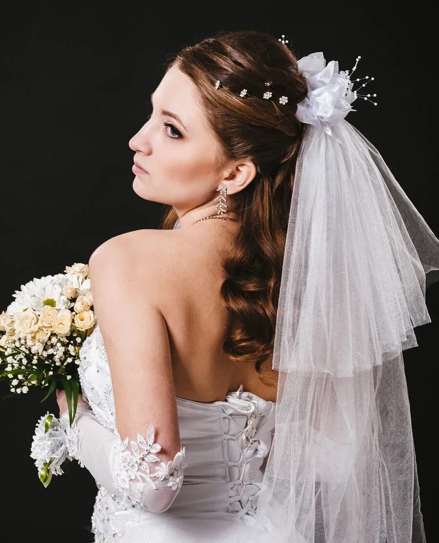 Прически на свадьбу 2024 с фатой 25 Breathtaking Wedding Hairstyles With Veils Trending in 2024