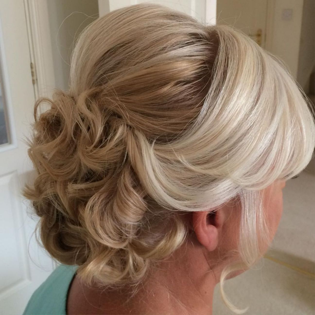 Прически на свадьбу 50 лет Curly Updo With Bouffant For Older Women Peinados boda pelo corto, Peinados pelo