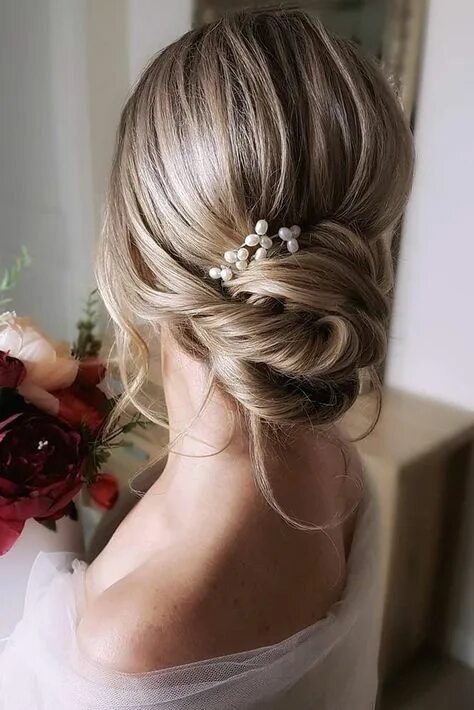 Прически на свадьбу для гостей Elegant Bridal Bun Hairstyles with Pearls