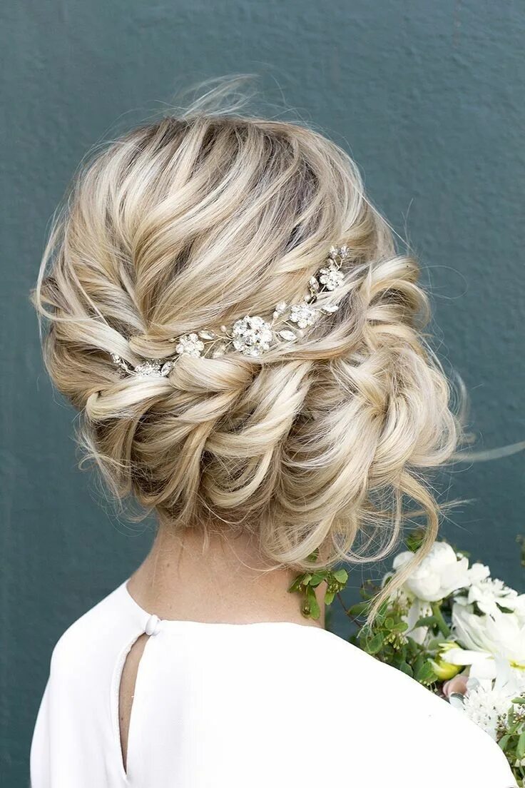 Прически на свадьбу гостье на средние Pin on Hairstyles Wedding hair side, Side bun hairstyles, Wedding hair inspirati