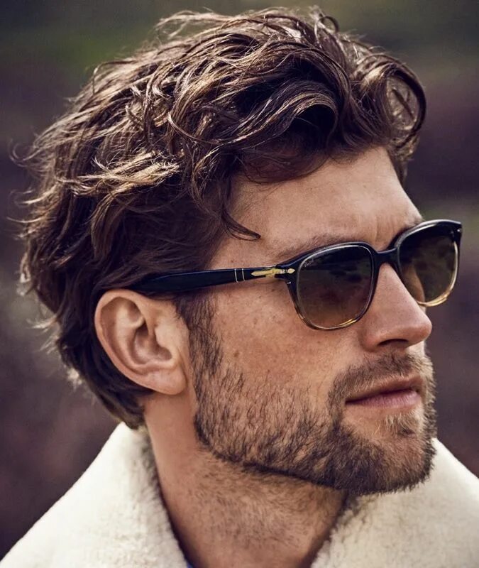 Прически на волнистые волосы средней длины мужские The Best Men’s Wavy Hairstyles For 2024 FashionBeans Wavy hair men, Wavy hairsty