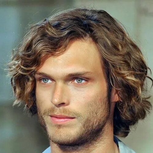 Прически на волнистые волосы средней длины мужские Men's Curly Hairstyle Medium Wavy hair men, Mens haircuts wavy hair, Long wavy h