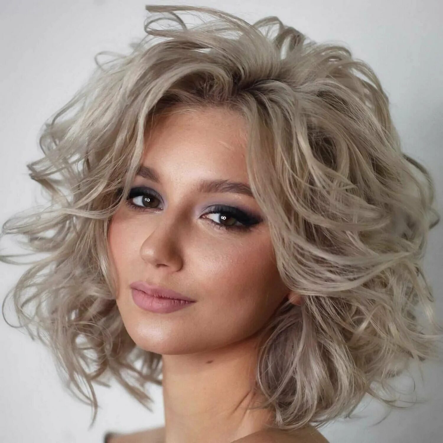 Стрижки и укладки для женщин после 40 Short hair cuts, Wavy hairstyles medium, C